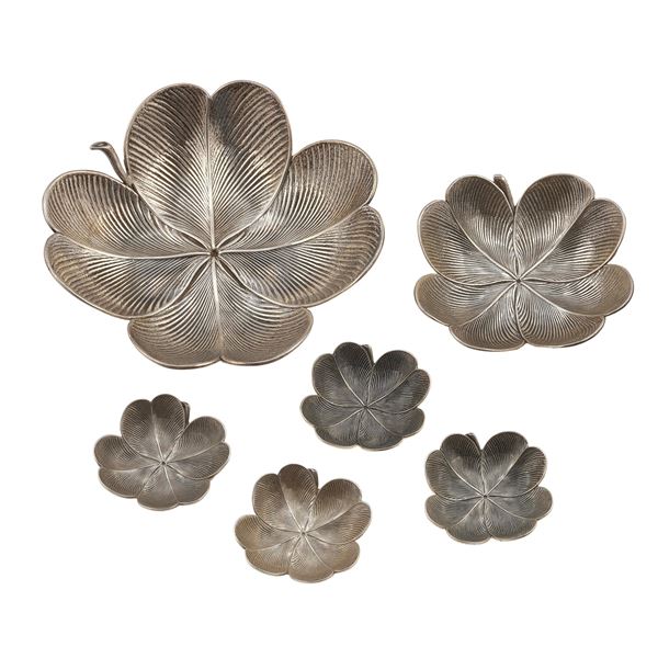 Gianmaria Buccellati. Lotto composto da due portaoggetti e quattro segnaposti “quadrifoglio”