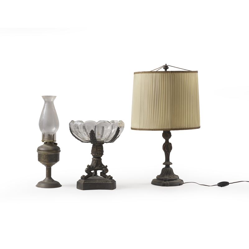 Due lampade e un centrotavola in metallo. Fine XIX-inizi XX secolo  - Auction Antiques - Cambi Casa d'Aste
