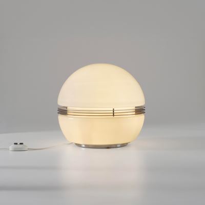 Lampada da tavolo in metallo cromato e vetro opalino