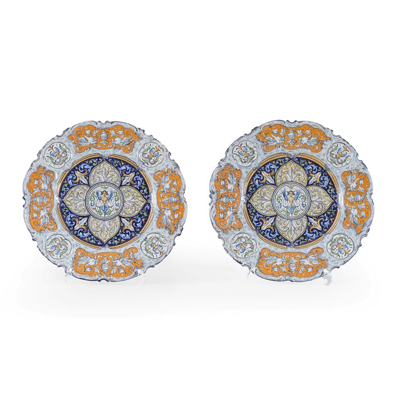 Coppia di grandi piatti a grottesche. Italia, XX secolo.