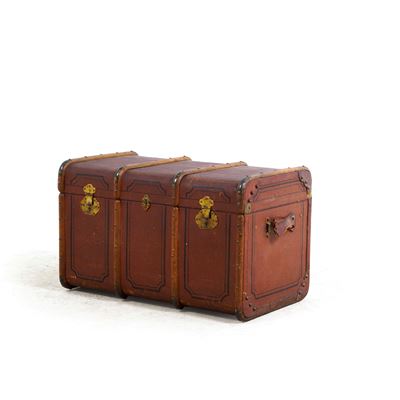 Baule da viaggio, legno intagliato, cm 90x54x55