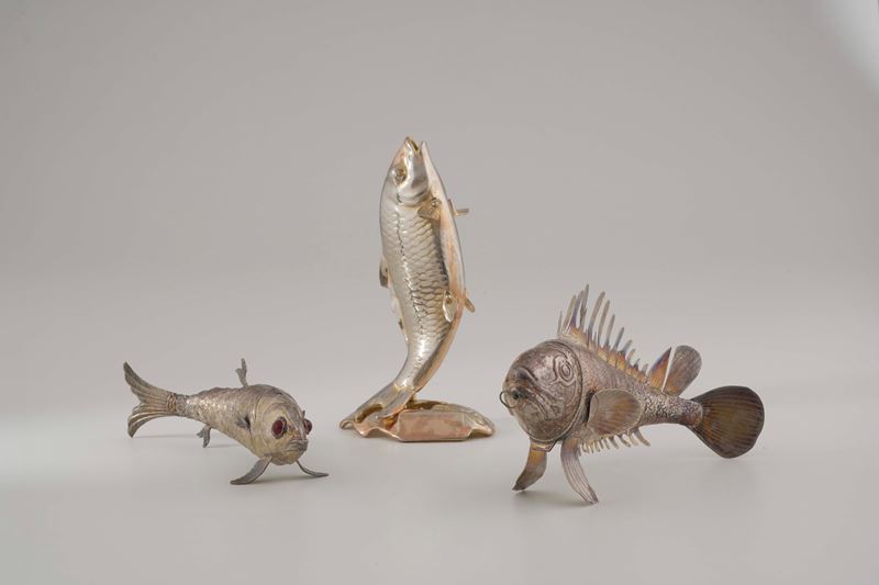 Lotto di tre pesci in metallo argentato  - Auction Antiques - Cambi Casa d'Aste