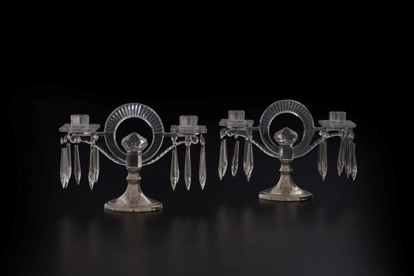 Coppia di eleganti portacandele a due luci in vetro con base in metallo