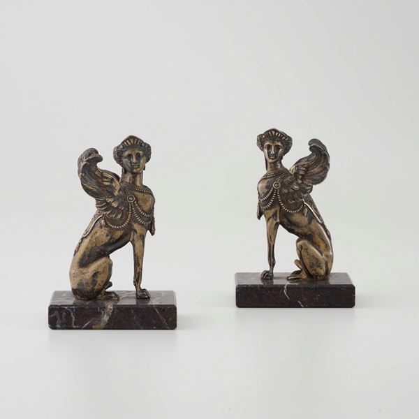 Coppia di piccole sfingi in bronzo su base in marmo