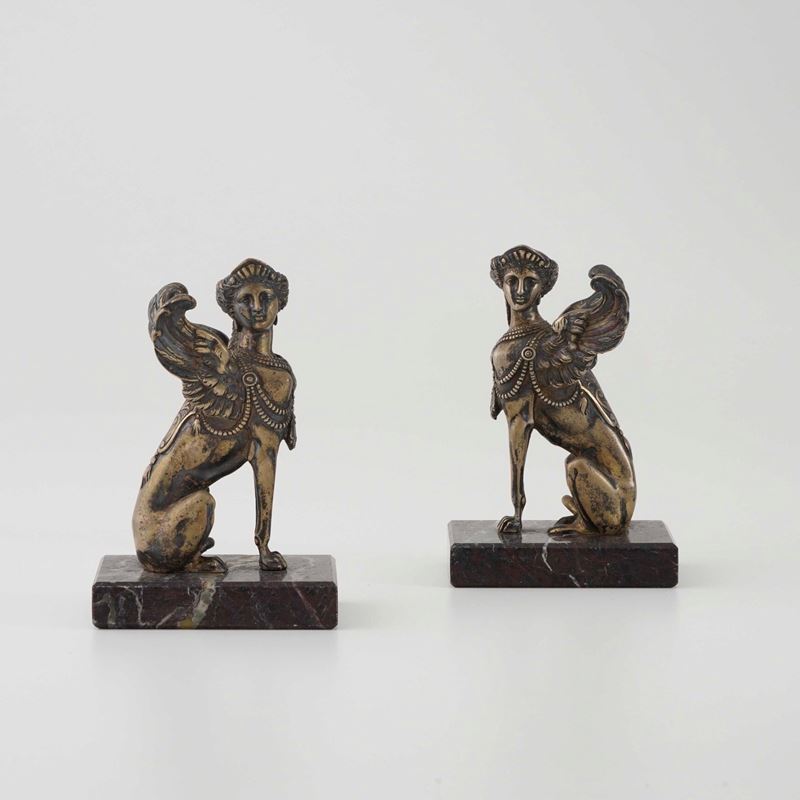 Coppia di piccole sfingi in bronzo su base in marmo  - Asta Antiquariato - Cambi Casa d'Aste