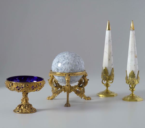 Lotto composto da due obelischi in marmo e bronzo dorato, un globo in marmo grigio su base in bronzo e una coppa in bronzo e vetro blu