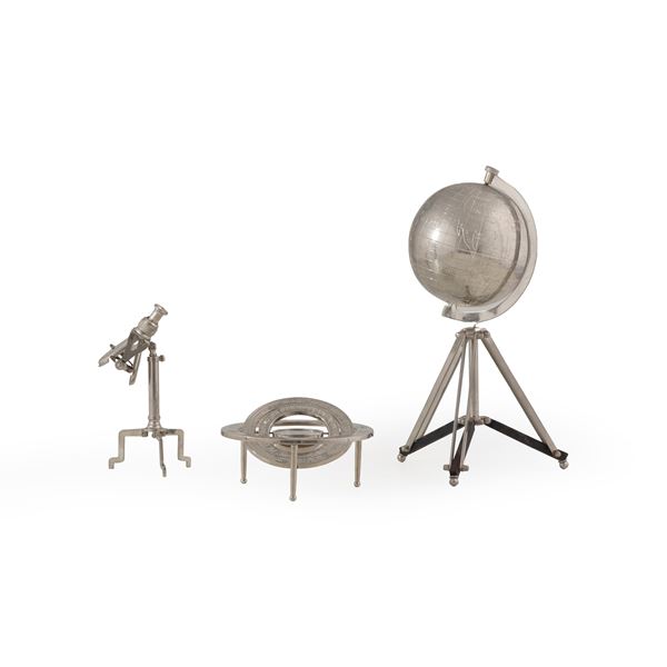 Tre oggetti scientifici in metallo