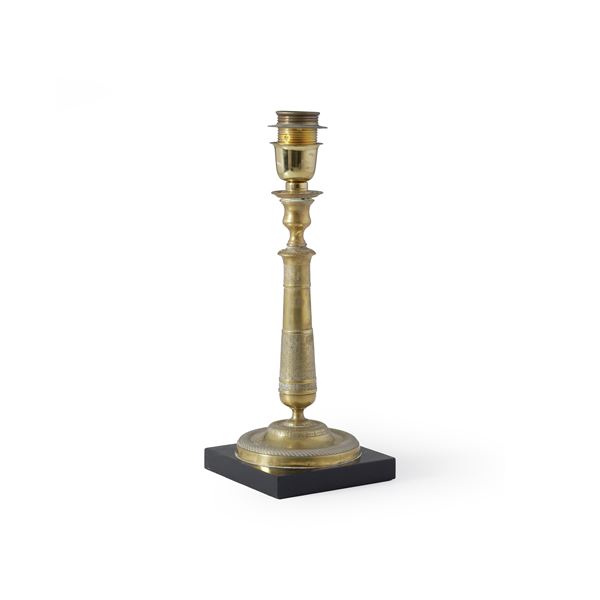 Lampada da tavolo in metallo su base in legno