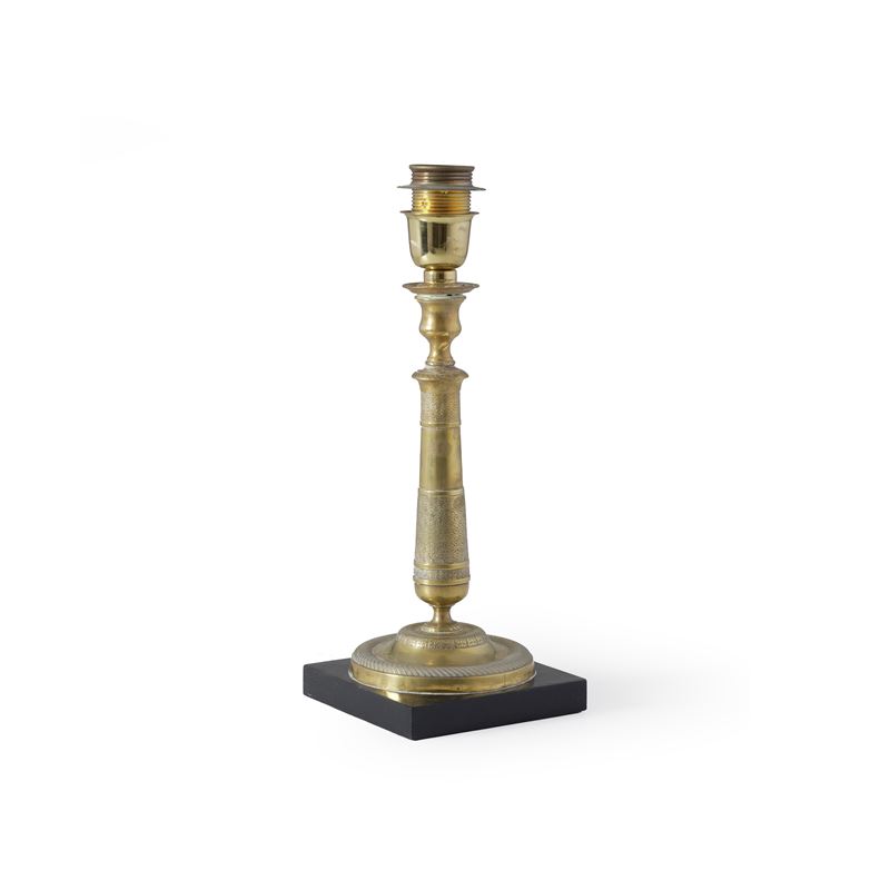 Lampada da tavolo in metallo su base in legno  - Asta Antiquariato - Cambi Casa d'Aste