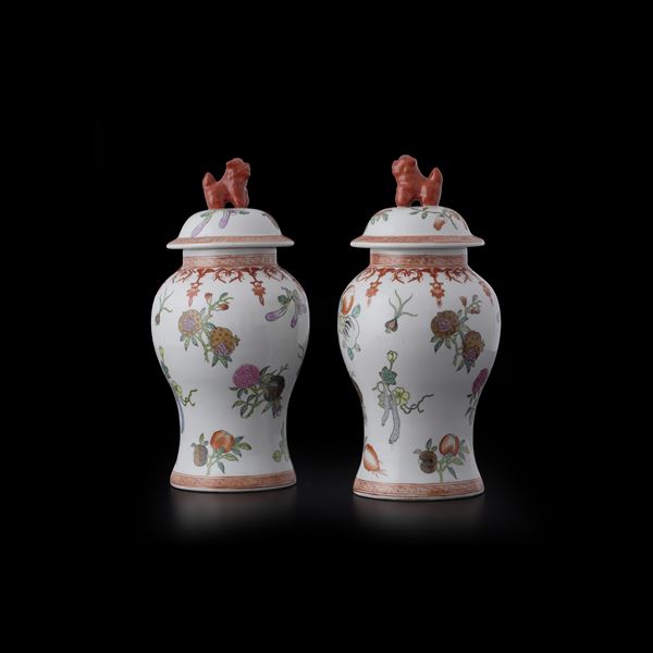 Coppia di potiche in porcellana con decori a motivi floreali, pressa del coperchio a foggia di Cane di Pho, Cina, XX secolo