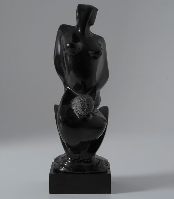 Nudo femminile in marmo nero. XX secolo