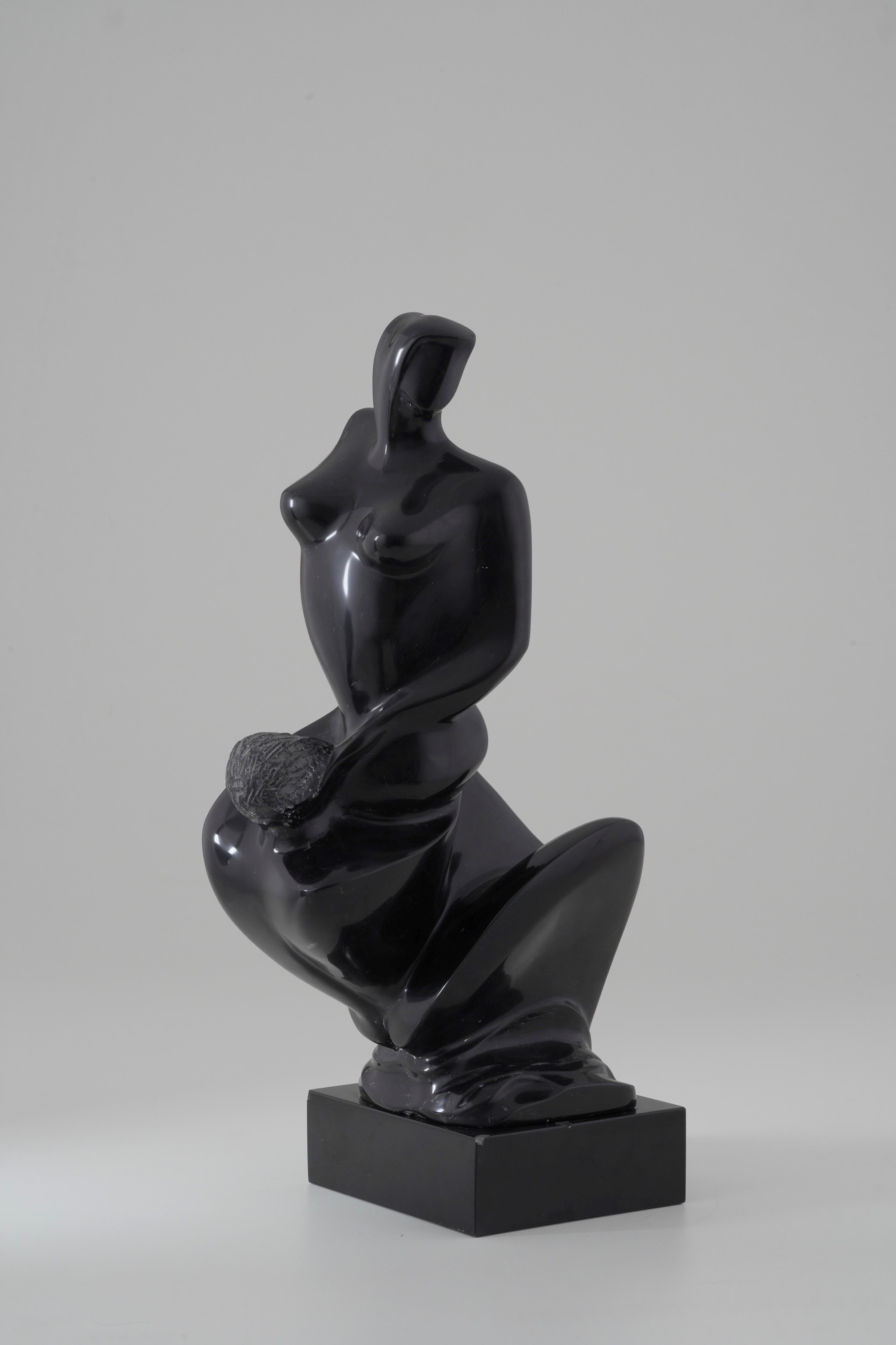 Nudo Femminile in Marmo Nero. XX Secolo