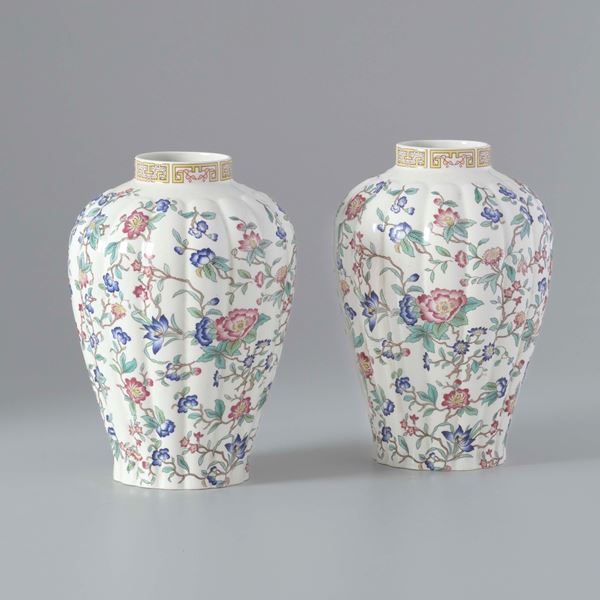 Coppia di vasi in ceramica con decora a fiori