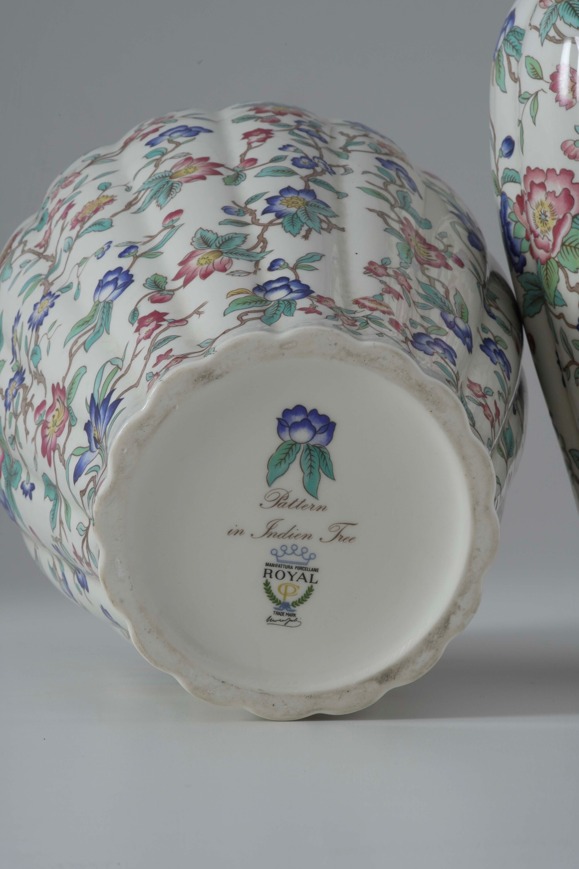Coppia di Vasi in Ceramica con Decora a Fiori