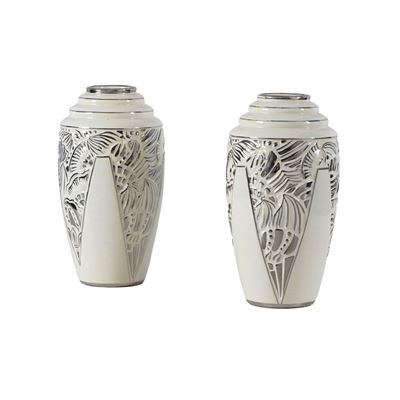 Coppia di vasi in ceramica bianca decorata a fiori argentati, ceramica