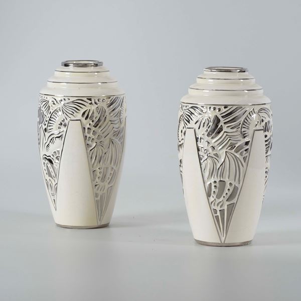 Coppia di vasi in ceramica bianca decorato a fiori argentati