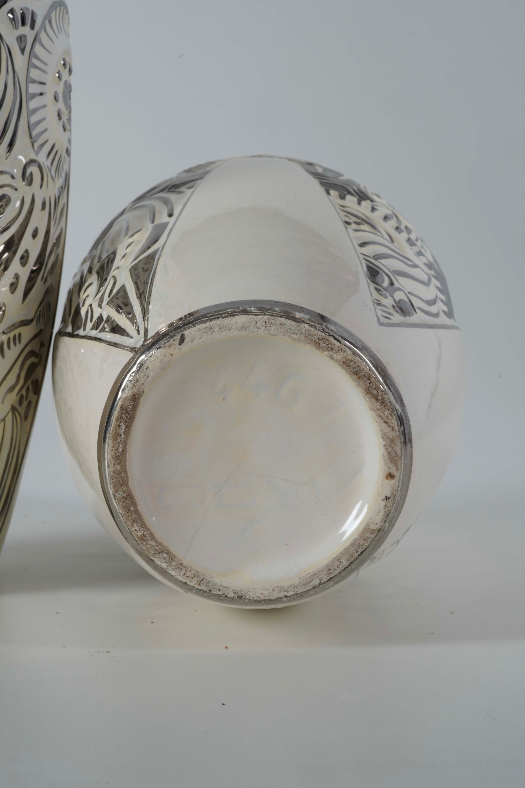Coppia di Vasi in Ceramica Bianca Decorato a Fiori Argentati