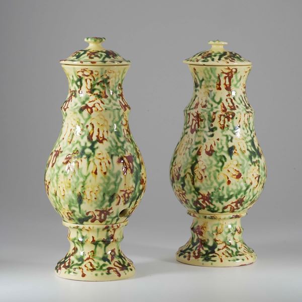 Coppia di vasi in ceramica gialla e marrone con coperchio