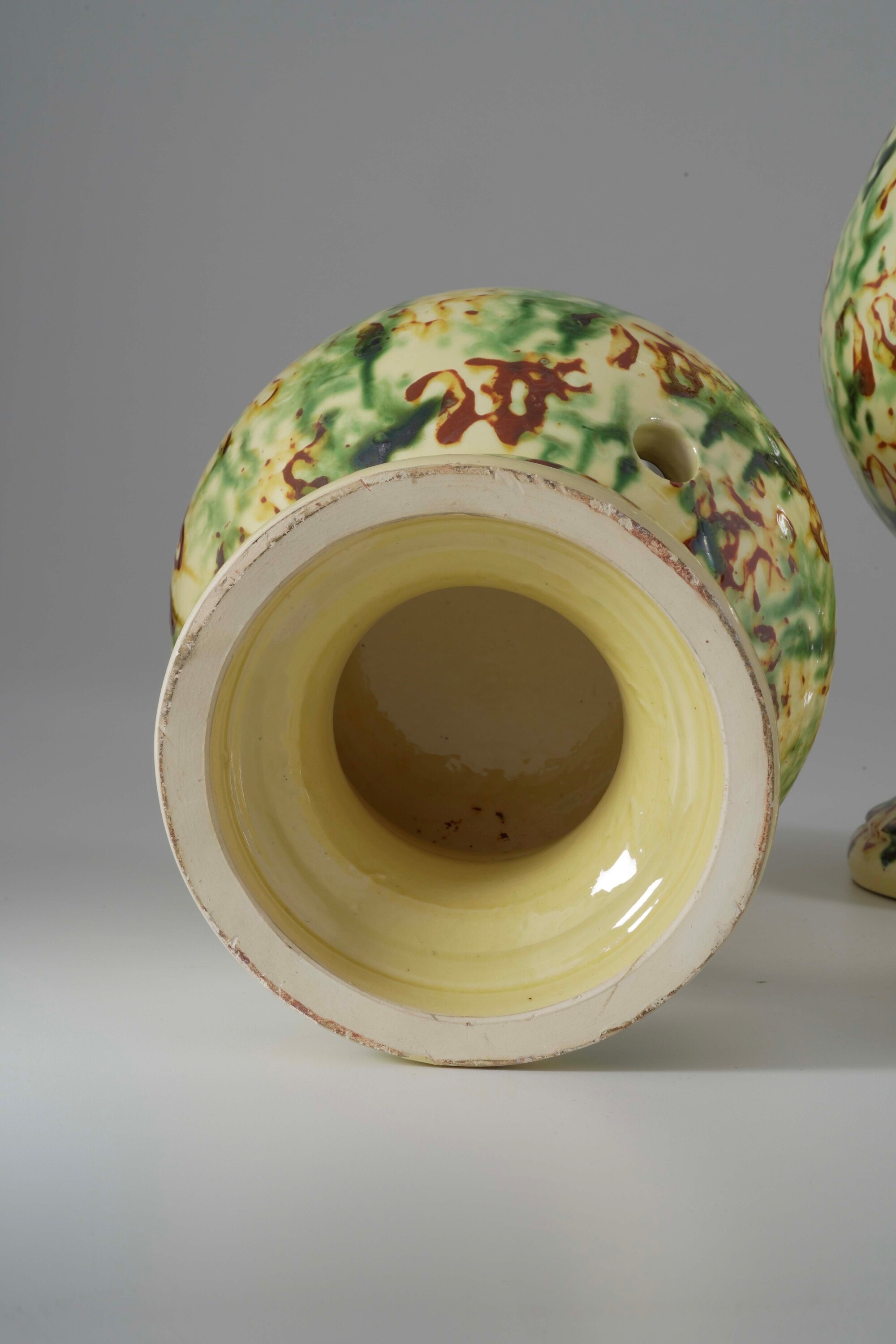 Coppia di Vasi in Ceramica Gialla e Marrone con Coperchio