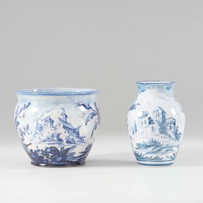 Lotto Composto da un Vaso e un Sottovaso in Ceramica Bianca e Blu Decorato con Fortezza Medioeval...