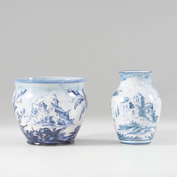 Lotto composto da un vaso e un sottovaso in ceramica bianca e blu decorato con fortezza medioevale