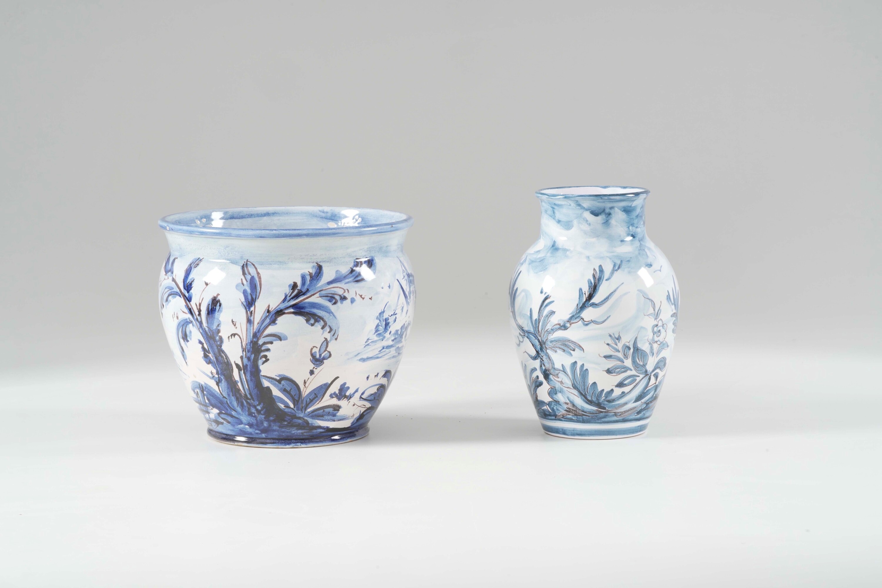 Lotto Composto da un Vaso e un Sottovaso in Ceramica Bianca e Blu Decorato con Fortezza Medioeval...