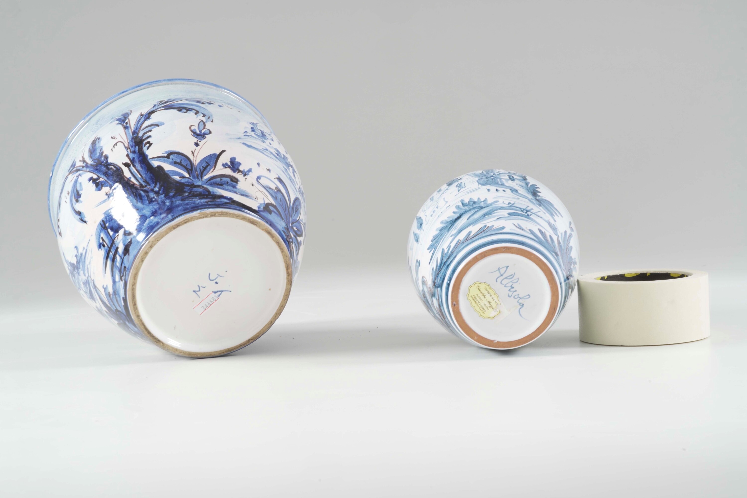 Lotto Composto da un Vaso e un Sottovaso in Ceramica Bianca e Blu Decorato con Fortezza Medioeval...