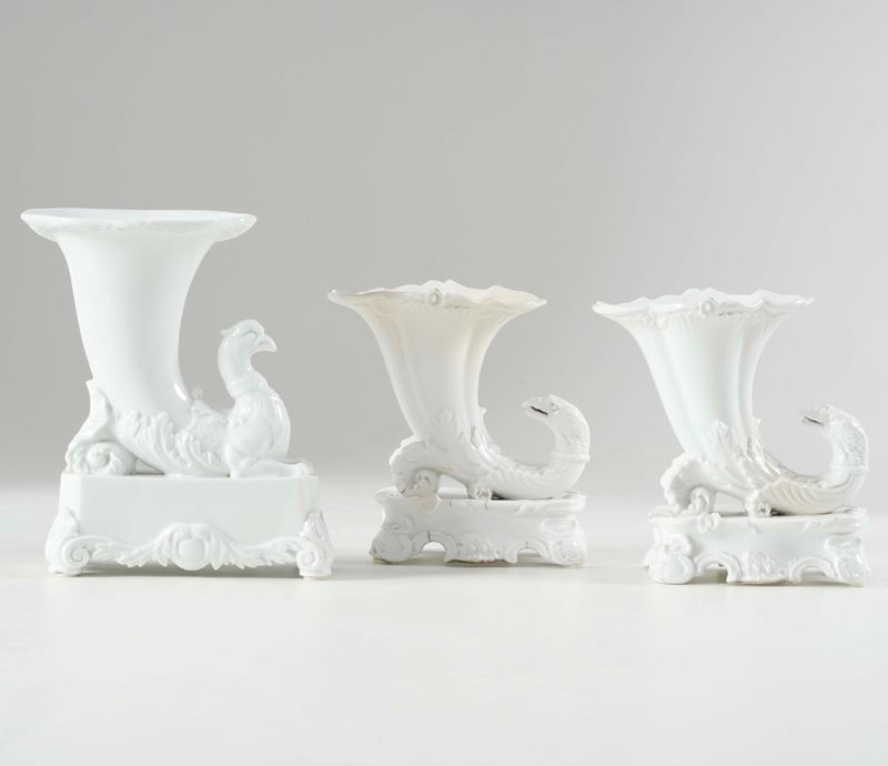 Lotto composto da tre vasi di forma diversa a foggia di cornucopia in ceramica bianca  - Asta Antiquariato - Cambi Casa d'Aste