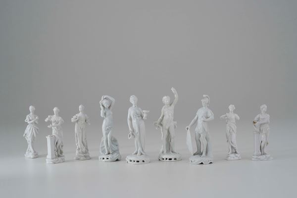 Lotto composto da 9 figurine in ceramica bianca