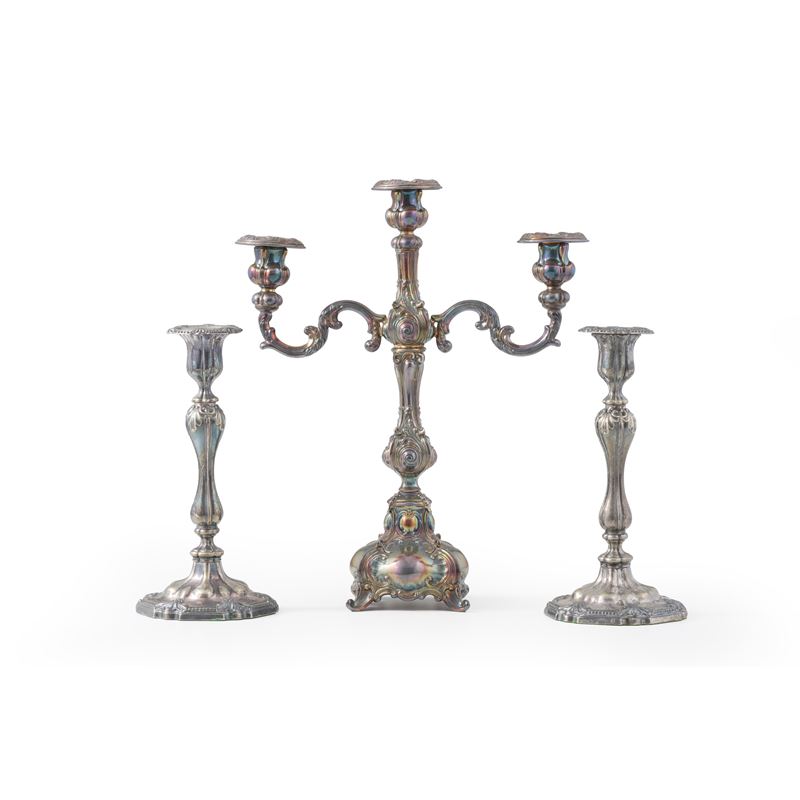 Lotto composto da un candeliere a due fiamme e una coppia di candelieri a una fiamma in metallo argentato  - Asta Antiquariato - Cambi Casa d'Aste