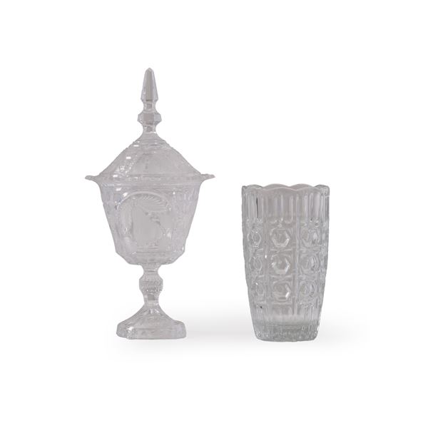 Una biscottiera e un vaso. Boemia, XX secolo.