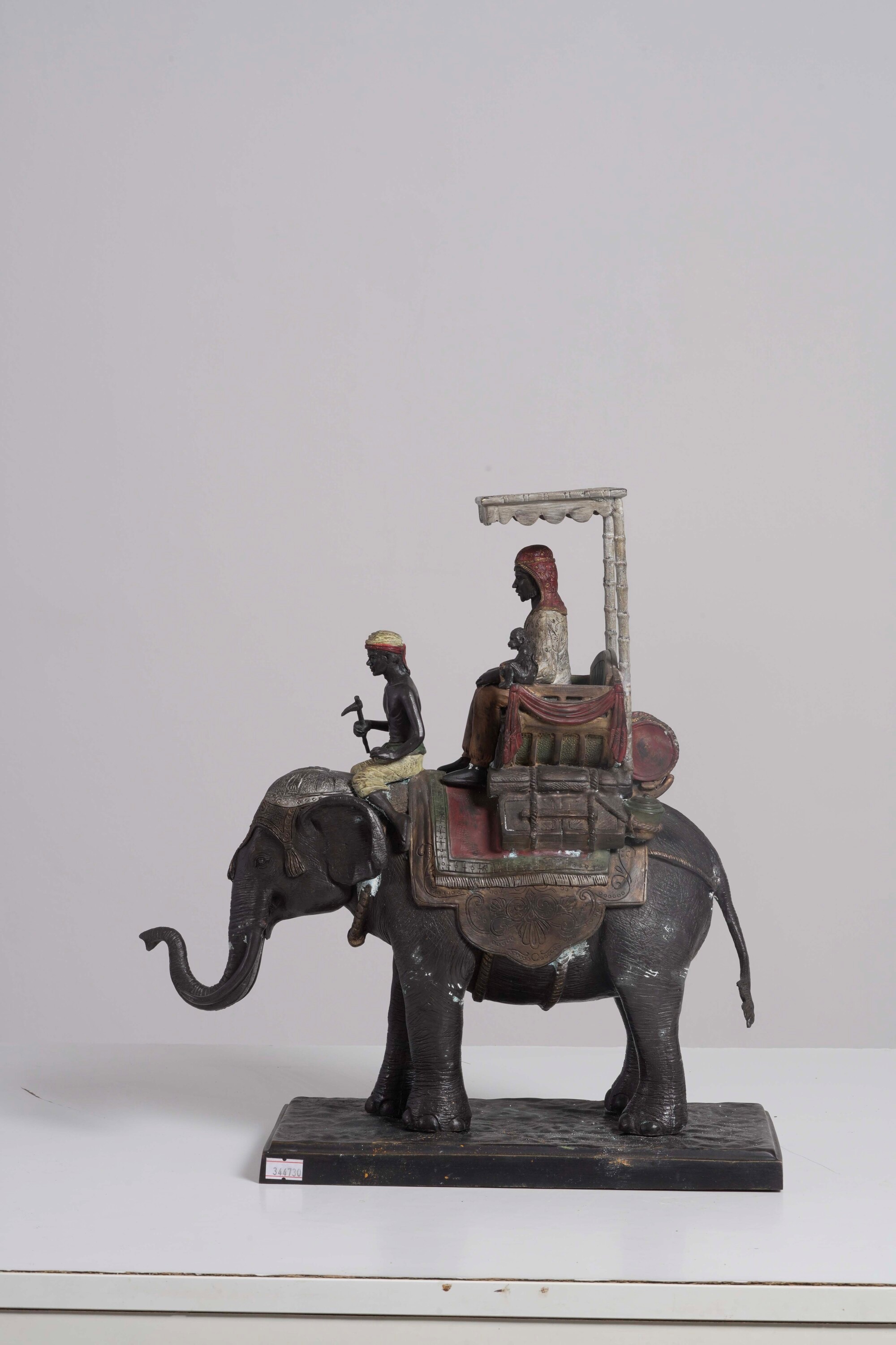 Scultura in Metallo Raffigurante “personaggi su Elefante“