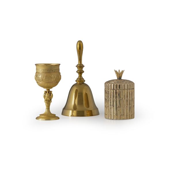 Tre oggetti diversi in metallo dorato