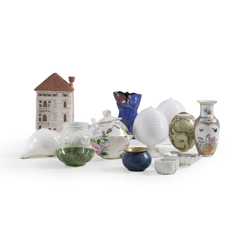 Cinquantaquattro diverse ceramiche, XX secolo.  - Asta Maioliche, Porcellane e Vetri - Cambi Casa d'Aste