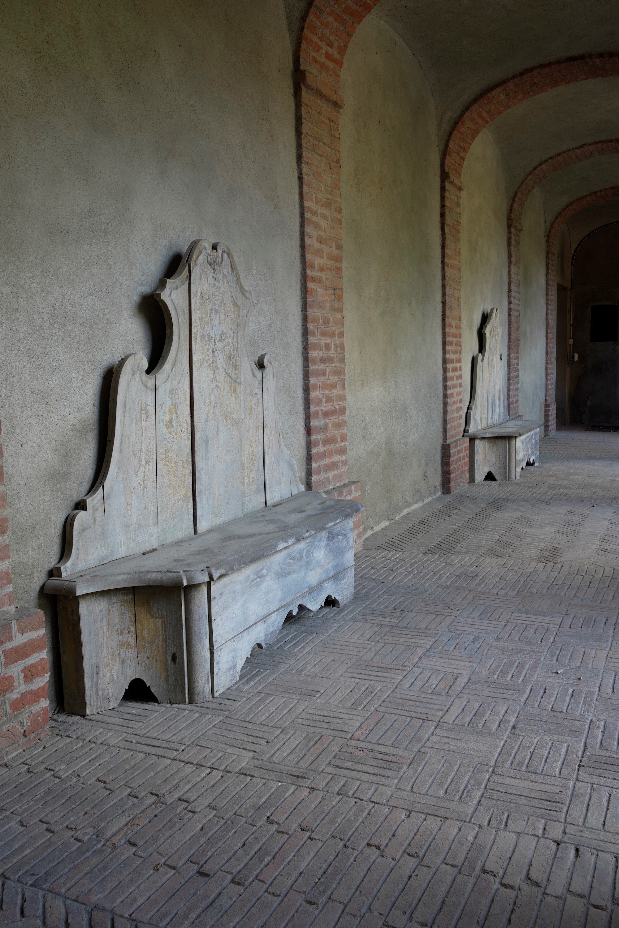 Gruppo di Cinque Panche da Ingresso in Stile Settecentesco