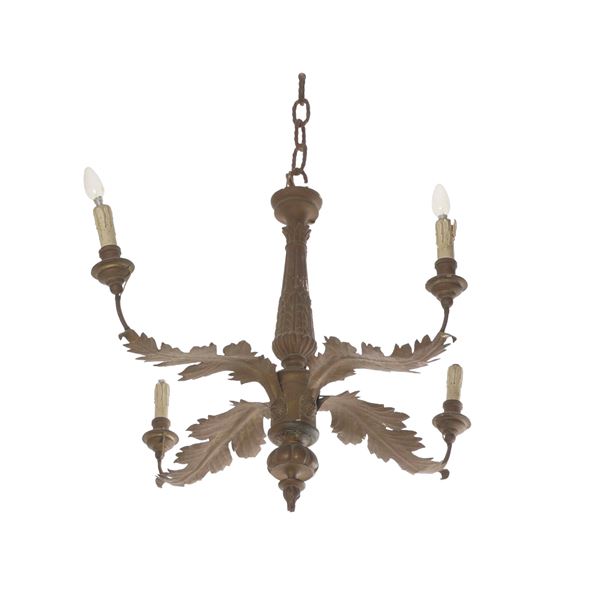 Lampadario a quattro luci in metallo.