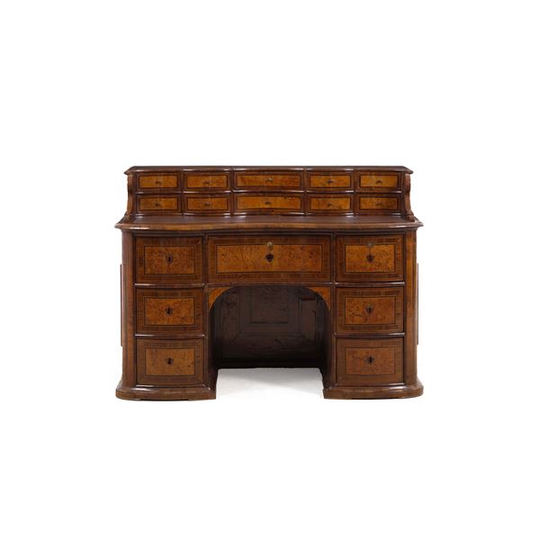 Scrittoio con alzata. XIX secolo