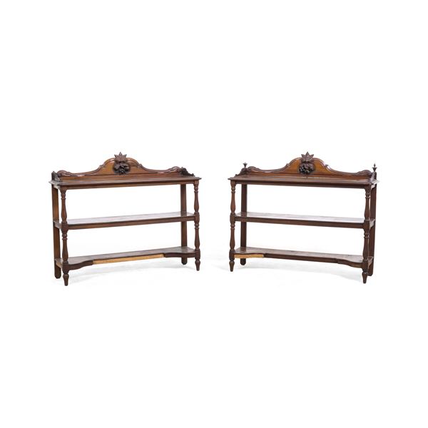 Coppia di étagère a tre ripiani. XIX secolo
