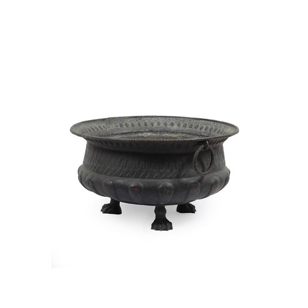 Antico bacile in rame bacellato. XVIII secolo