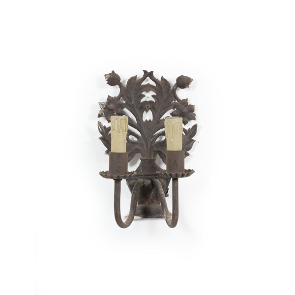 Applique a due luci in ferro a guisa di vaso di fiori