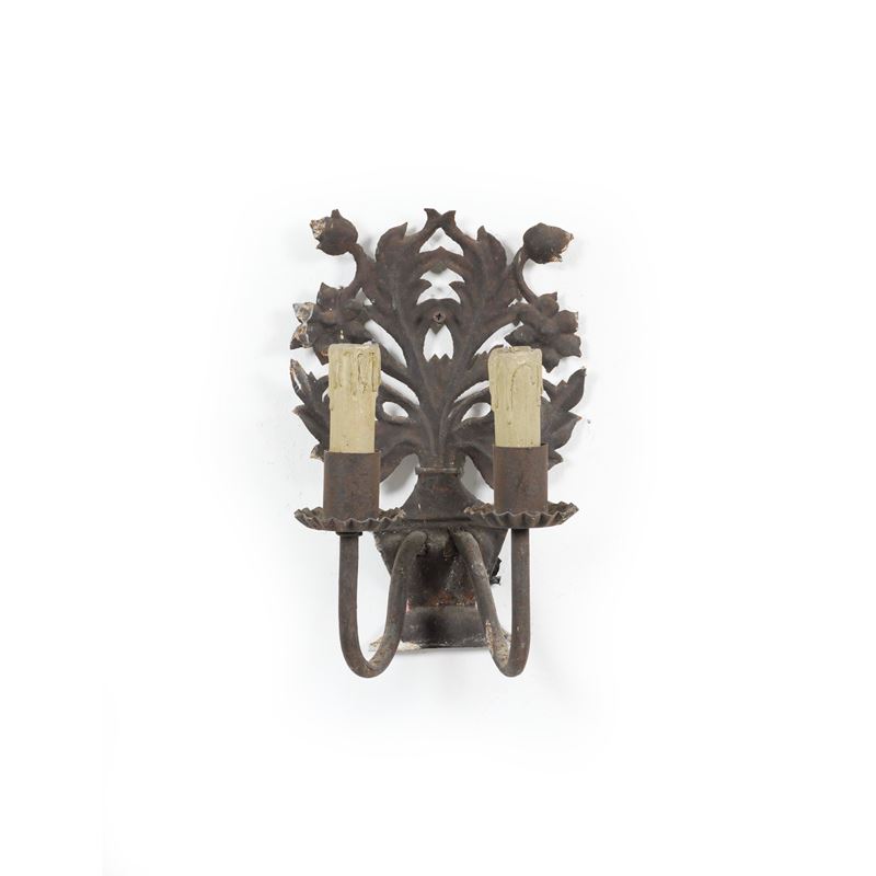 Applique a due luci in ferro a guisa di vaso di fiori  - Auction Italian Mansions TIME - Cambi Casa d'Aste