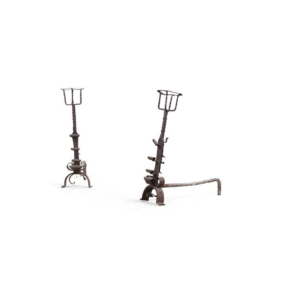 Due alari da camino in ferro battuto