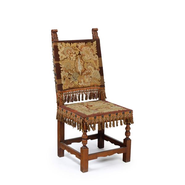 Sedia in noce intagliato