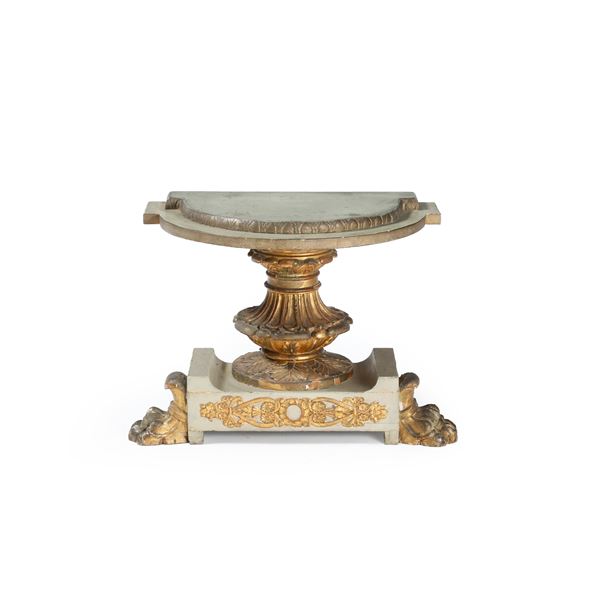 Piccola console. Elementi antichi