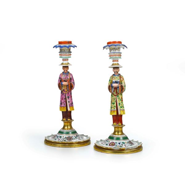 Coppia di candelieri. Francia, alla maniera di Jacob Petit, XIX secolo. 