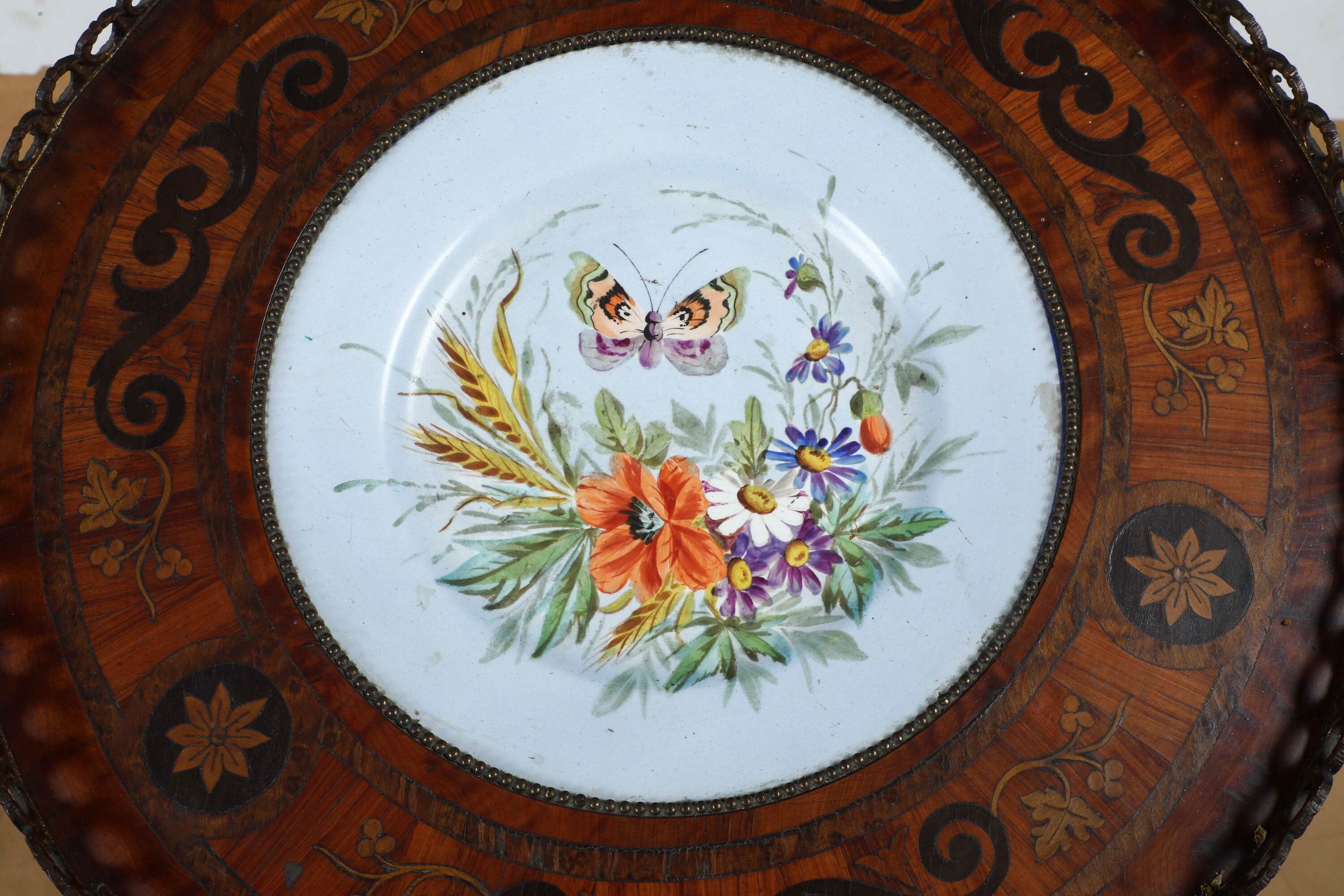 Gueridon Napoleone III, Francia, piccolo mobile con piano in porcellana e intarsi, XIX secolo