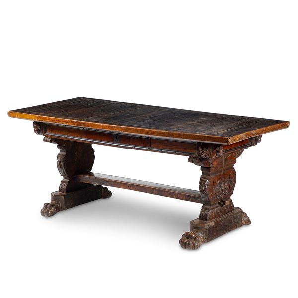 Grande tavolo in noce. Elementi antichi