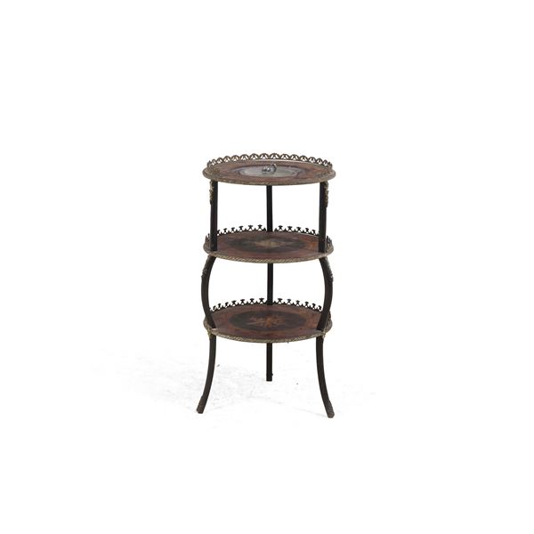 Gueridon a tre ripiani in legno intarsiato con placche di porcellana, Francia, epoca Napoleone III