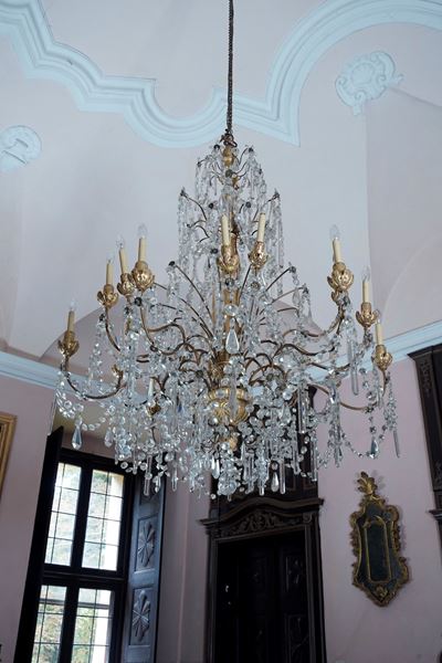 Lampadario Luigi XVI, in legno intagliato e dorato con pendenti in vetro molato, Genova (XVIII se...
