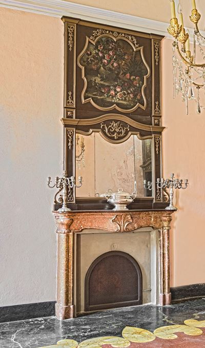 Caminiera, XIX secolo, legno laccato e dipinto con dorature